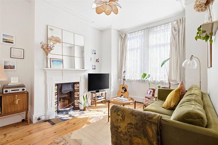 2 Bedroom Maisonette For Sale In Lyndhurst Road, London, N22