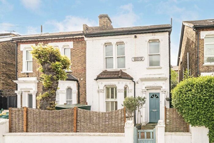 2 Bedroom Flat To Rent In Rossiter Road, Balham, SW12