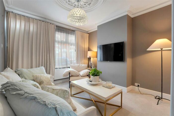3 Bedroom End Of Terrace House For Sale In Avenue Road Extension, Clarendon Park, Leicester, LE2