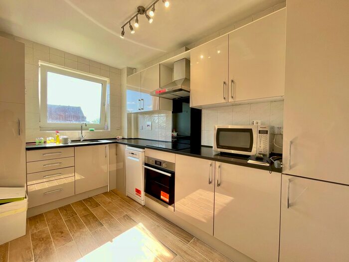 2 Bedroom Flat To Rent In Ballards Lane, London, N3