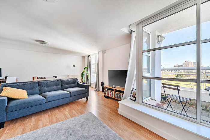 2 Bedroom Apartment For Sale In Barrier Point Road, London, E16