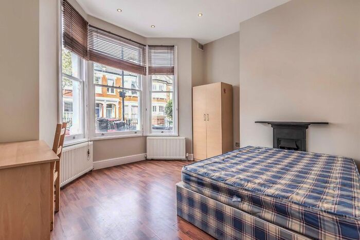 3 Bedroom Flat To Rent In Shandon Road, London, SW4