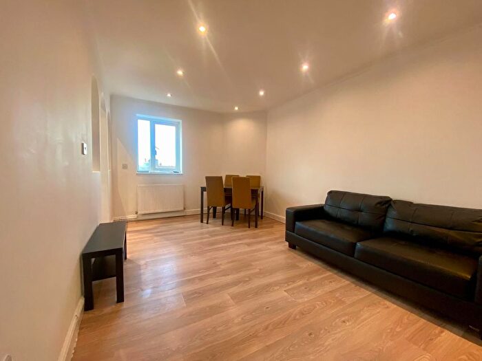 2 Bedroom Flat To Rent In High Street Colliers Wood, London, SW19