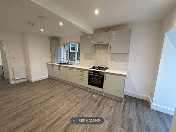 2 Bedroom Flat To Rent In Pevensey Road, London, SW17
