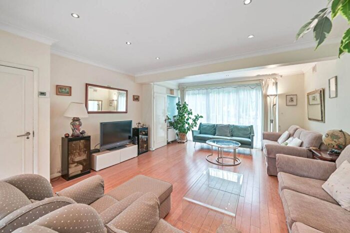 3 Bedroom Maisonette To Rent In Hermitage Lane, Hampstead, London, NW2
