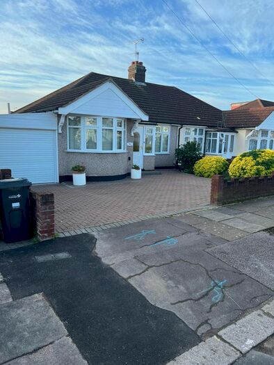 3 Bedroom Bungalow To Rent In Dunspring Lane, London IG5
