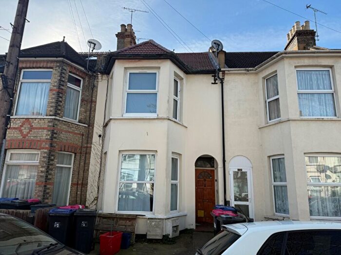 2 Bedroom Flat To Rent In Rayleigh Avenue, Westcliff-On-Sea, Essex, SS0