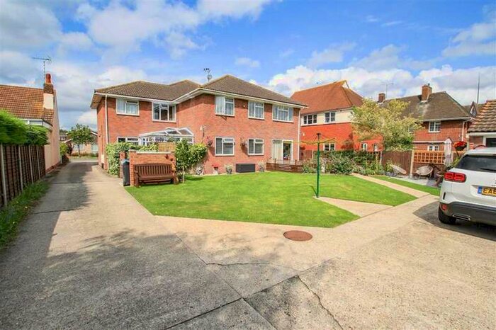 2 Bedroom Flat To Rent In Eastbourne Grove, Westcliff On Sea, Essex, SS0