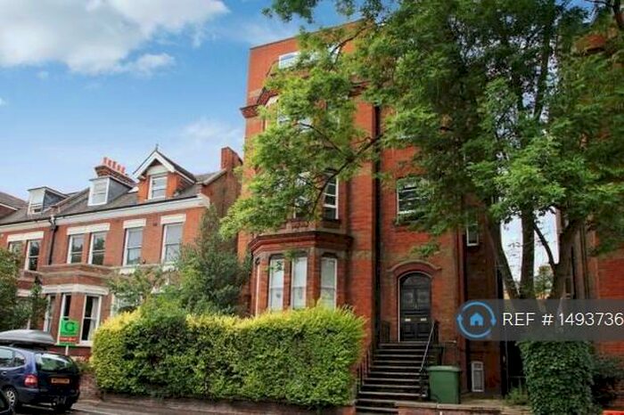 2 Bedroom Flat To Rent In Claremont Gardens, London, KT6