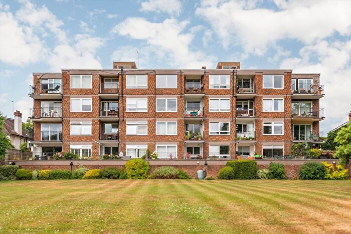 2 Bedroom Flat To Rent In Strawberry Vale, Strawberry Hill, TW1