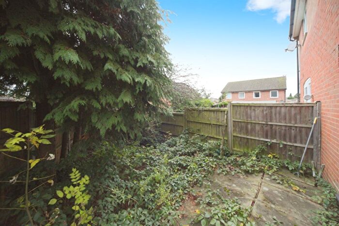 2 Bedroom Semi-Detached House For Sale In Felton Close, Luton, LU2