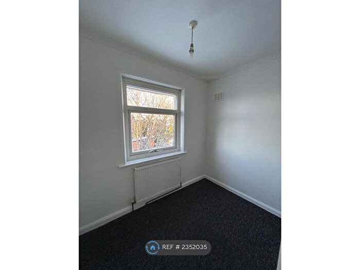 3 Bedroom Semi-Detached House To Rent In Greenwood Avenue, Bradford, BD2