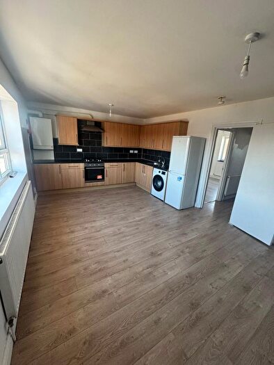 3 Bedroom Flat To Rent In Green Lane, IG3