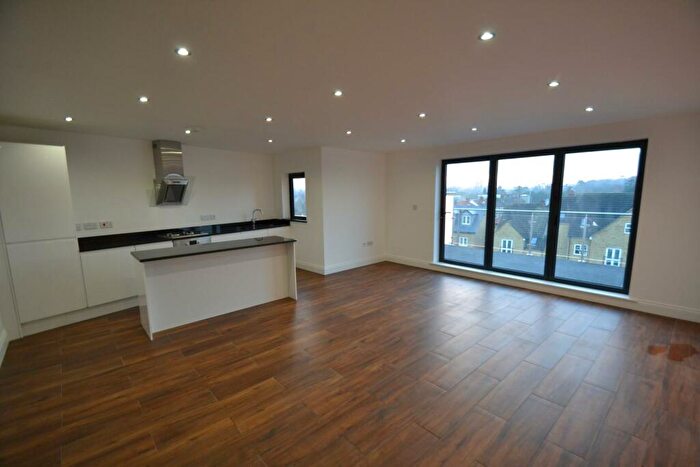 2 Bedroom Flat To Rent In High Street, Hoddesdon, Hertfordshire, EN11