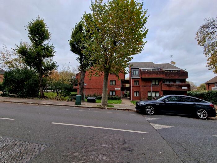 4 Bedroom Maisonette For Sale In St. Laurence Close, London, NW6