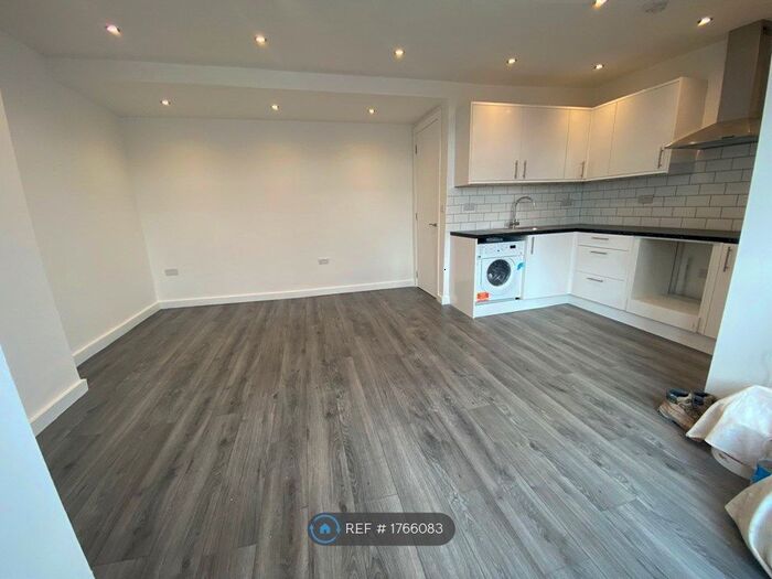 4 Bedroom Flat To Rent In Green Lanes, London, N4