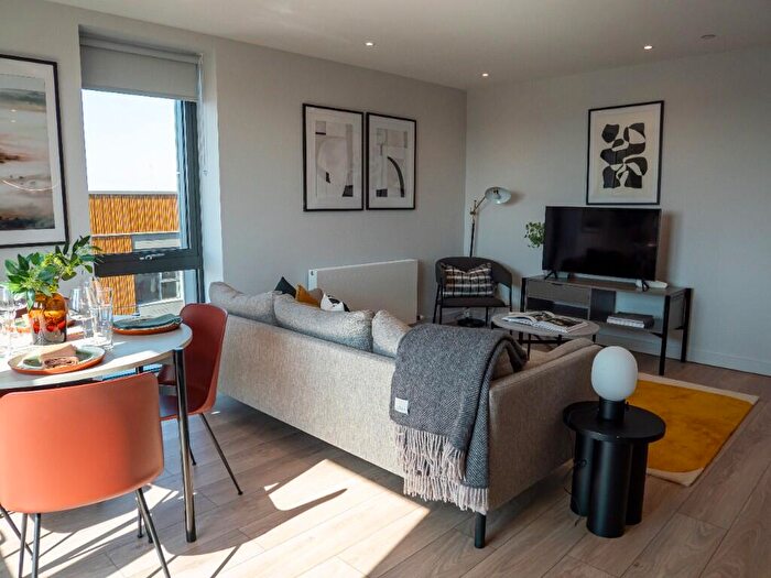 2 Bedroom Flat To Rent In Solasta Riverside, Clyde Place, Glasgow, G5