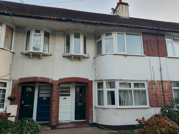 3 Bedroom Flat To Rent In Kingsley Gardens, London E4