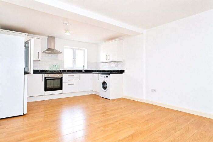 2 Bedroom Flat To Rent In Chapel Street, Woking, Surrey, GU21