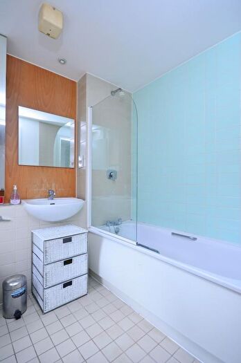 2 Bedroom Flat For Sale In Franklin Building, Westferry Road, London, E14