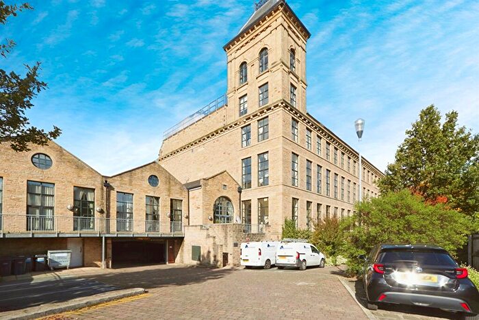 3 Bedroom Flat To Rent In Meadow Road, Apperley Bridge, Bradford, BD10