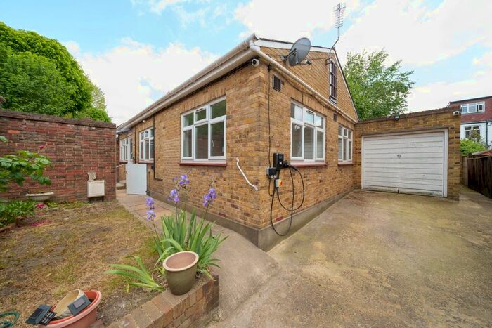 3 Bedroom Bungalow To Rent In Kingsdown Avenue, London, W13