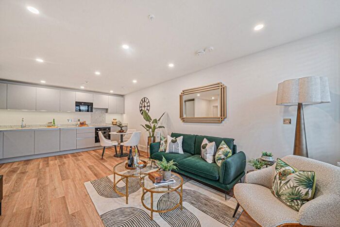 1 Bedroom Flat For Sale In Church Grove, Kingston Upon Thames, KT1