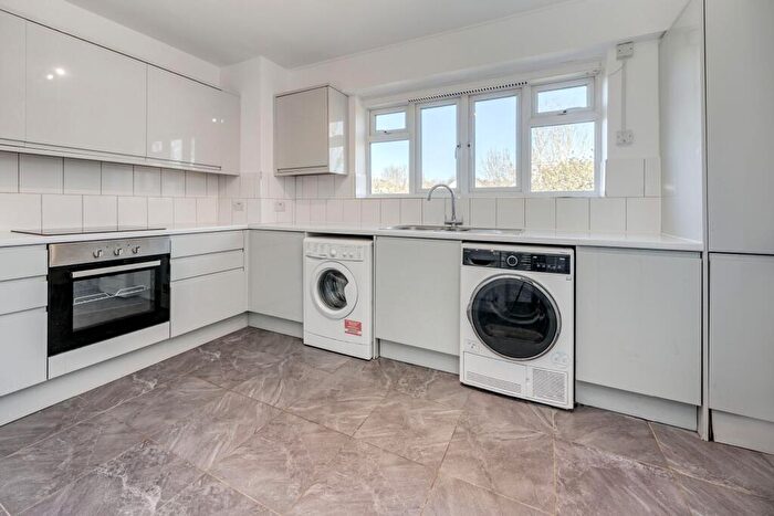 2 Bedroom Flat To Rent In Orchard Court, Avenue Road, N14