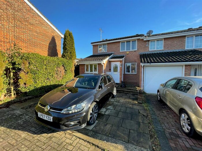 3 Bedroom End Of Terrace House To Rent In Melville Close, Ickenham, Middlesex, UB10