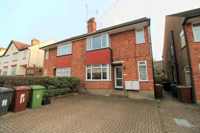 2 Bedroom Apartment To Rent In Hill Rise, Potters Bar, EN6