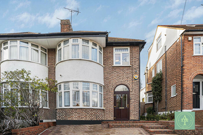 3 Bedroom Semi Detached House For Sale In Lincoln Avenue, Southgate, London, N14