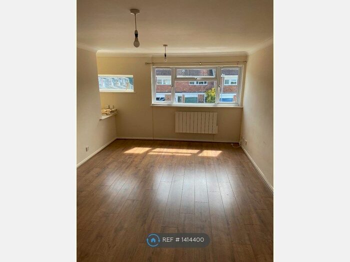 2 Bedroom Maisonette To Rent In Rickman Close, Woodley, Reading, RG5