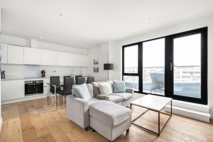 2 Bedroom Flat To Rent In Waleorde Road, London, SE17