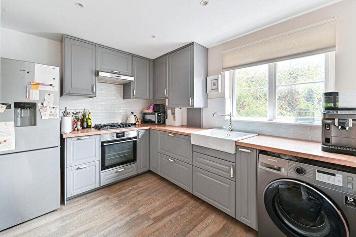2 Bedroom Flat To Rent In Blakes Road, Peckham, London, SE15