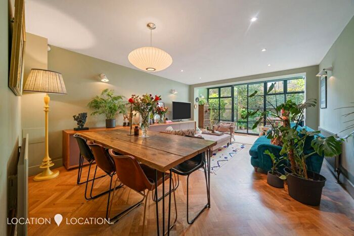 4 Bedroom End Of Terrace House For Sale In Wilmer Place, London, N16