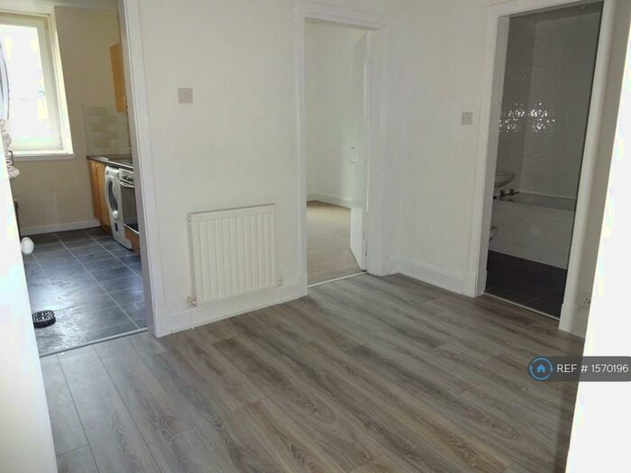 2 Bedroom Flat To Rent In Maxwellton Street, Paisley, PA1