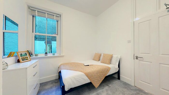 3 Bedroom Flat To Rent In Askew Mansions, Askew Road, Shepherd's Bush, W12