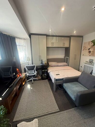 Studio To Rent In North Drive, Hounslow, TW3