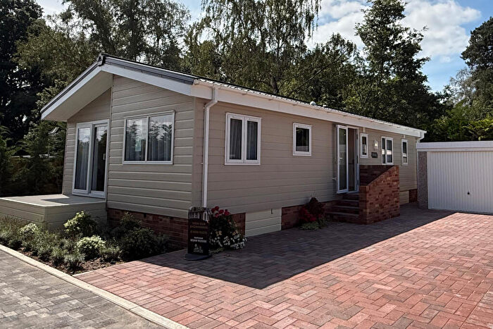 3 Bedroom Park Home For Sale In Crowthorne, Berkshire, RG40