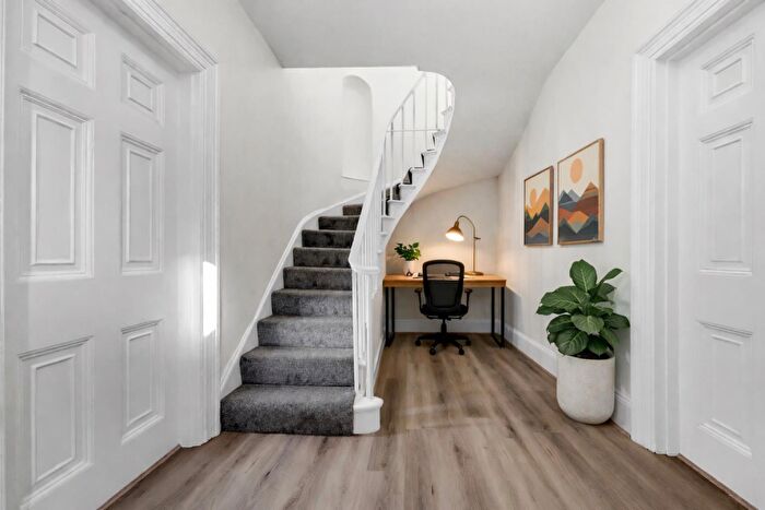 2 Bedroom Flat To Rent In New Cross Road, London, SE14