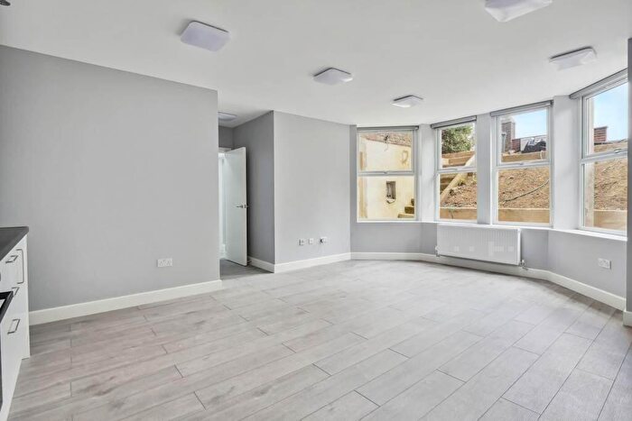 3 Bedroom Flat To Rent In Westwood Hill, London, SE26