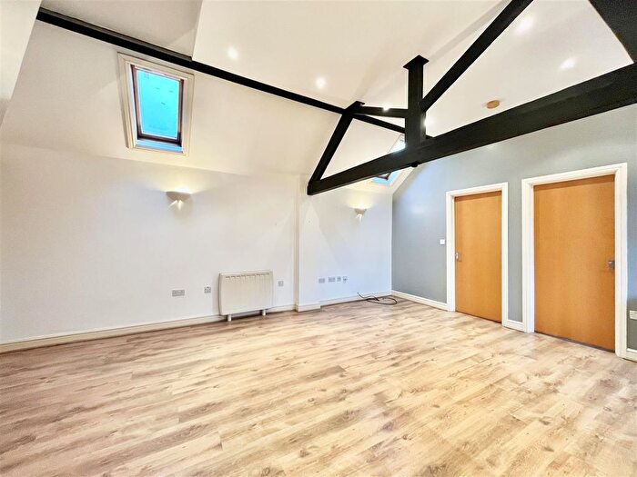 2 Bedroom Flat To Rent In Bed First Floor Flat, Olivers Lane, Bridlington, YO15