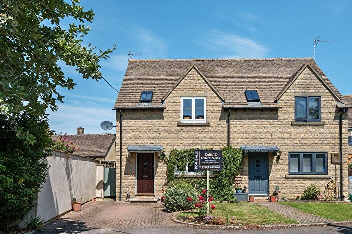3 Bedroom Semi-Detached House For Sale In Chestnut View, Alvescot, Oxfordshire, OX18