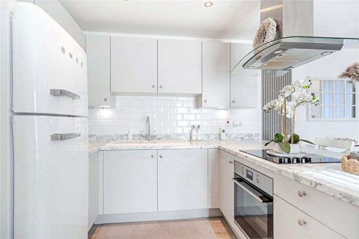 2 Bedroom Flat For Sale In Fellowes Rise, Winchester, Hampshire, SO22