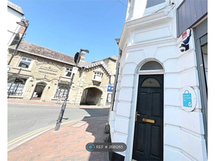 3 Bedroom Flat To Rent In Pier Street, Ventnor, PO38