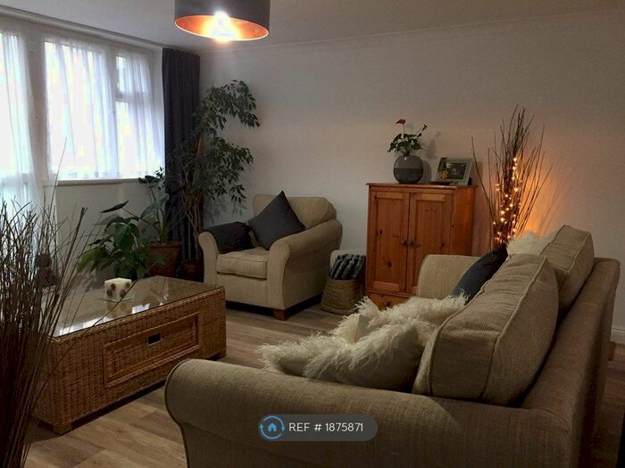 2 Bedroom Flat To Rent In Warwick Road, Keynsham, Bristol, BS31