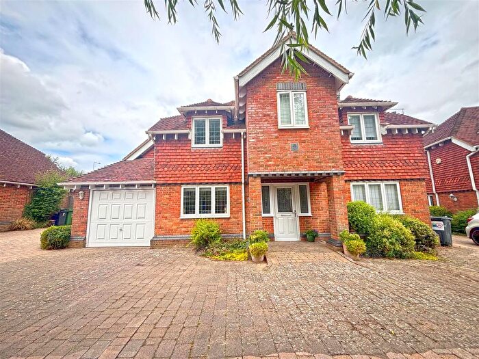 5 Bedroom Detached House For Sale In Redwood Glade, Bredhurst, Gillingham, ME7
