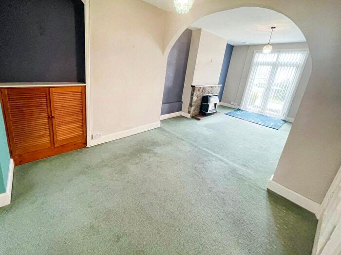 5 Bedroom Semi-Detached House For Sale In Walters Road, Bridgend, CF31 - Photo 5