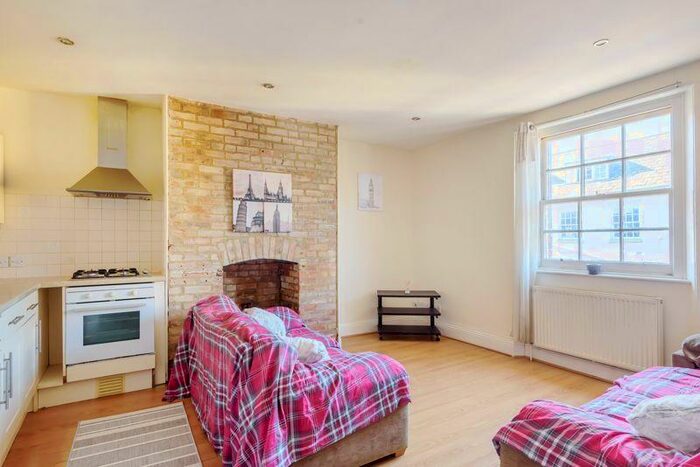 3 Bedroom Flat To Rent In High East Street, Dorchester, DT1