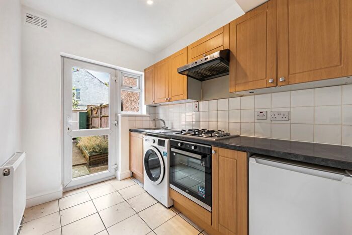 Maisonette To Rent In De'arn Gardens, Mitcham, CR4
